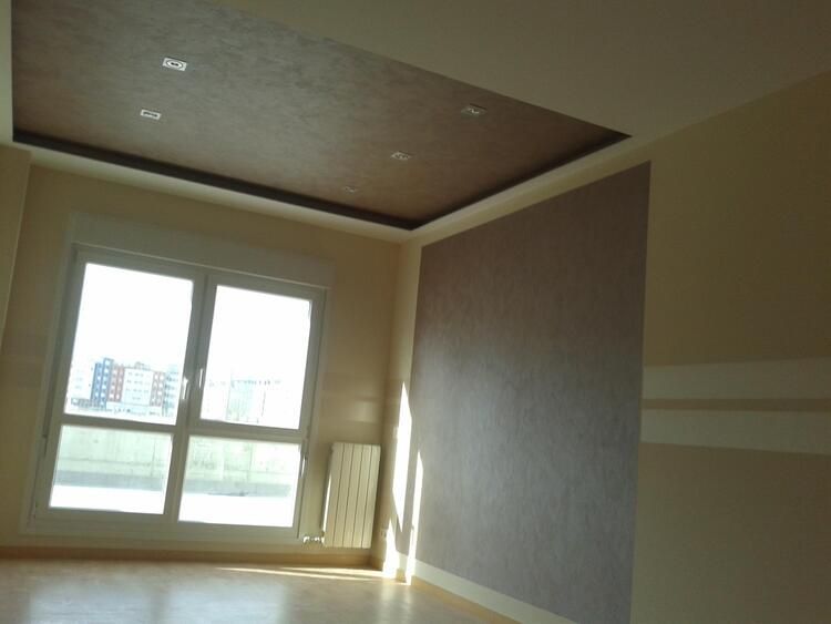 Una habitación vacía con una ventana y un radiador