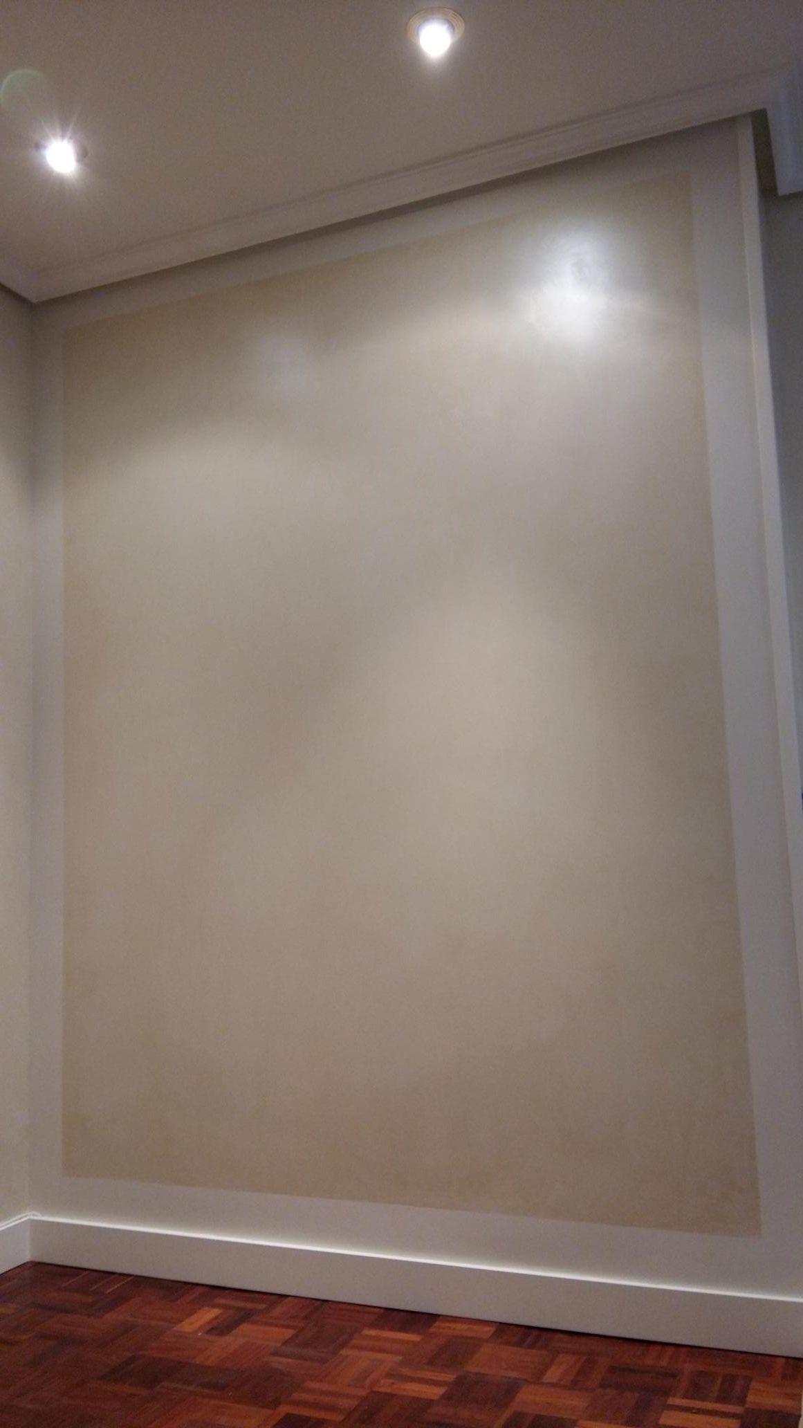 Hay una gran pared vacía en el medio de la habitación.