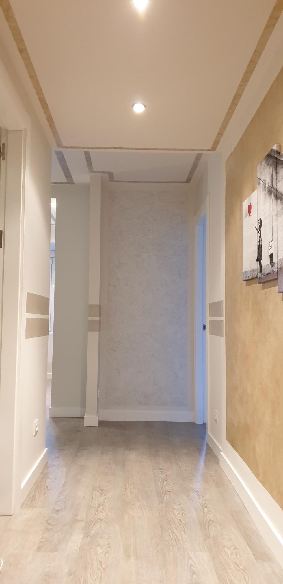 Un pasillo vacío con un reloj en la pared.