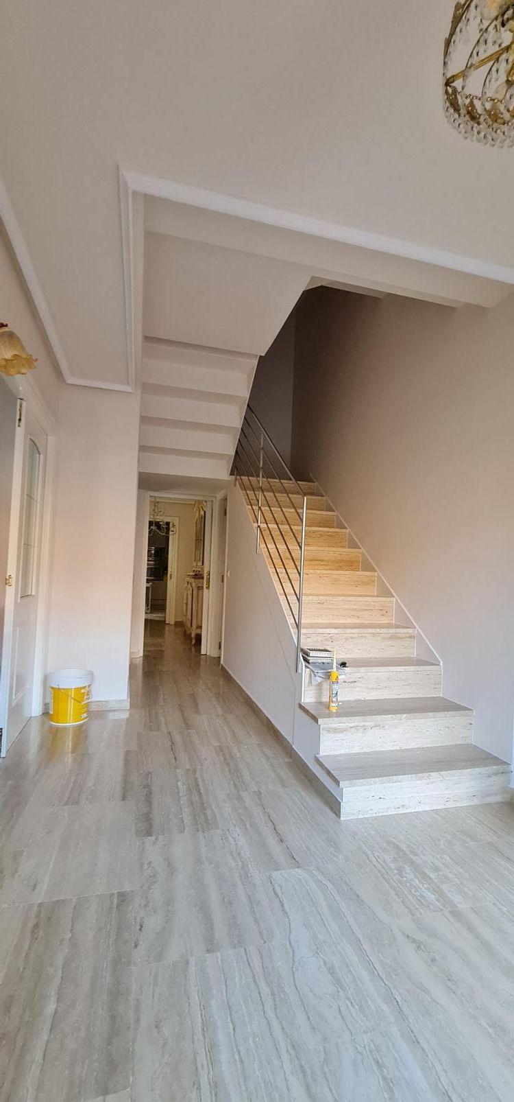 Un pasillo con escaleras que conducen al segundo piso de una casa.