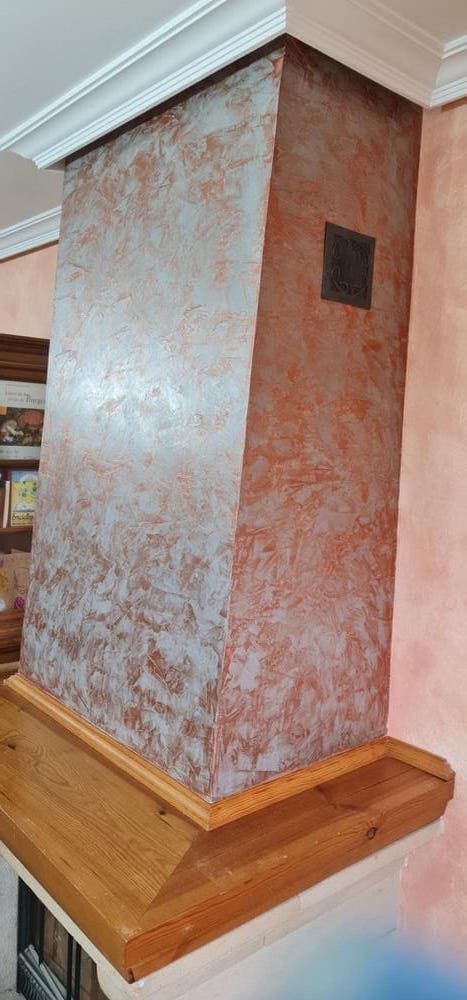 Una campana extractora de chimenea cuelga del techo en una sala de estar.