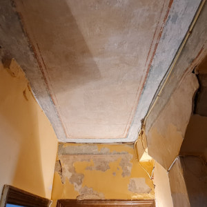 Mirando hacia el techo de una habitación con paredes amarillas.