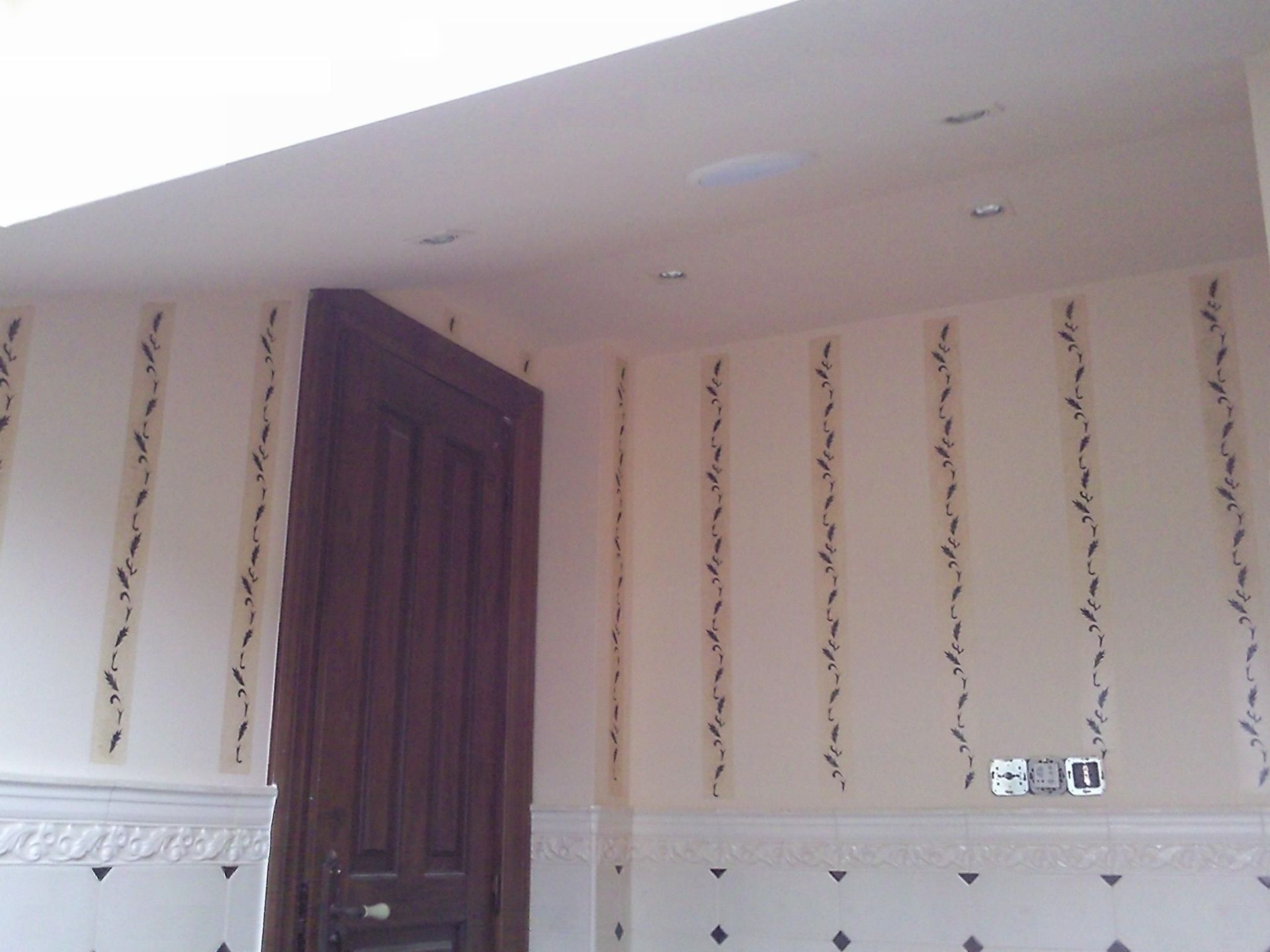 Una habitación con una puerta y unas líneas en la pared.