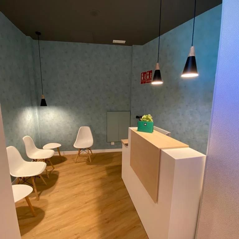 Una sala de espera con sillas y un cartel que dice salida