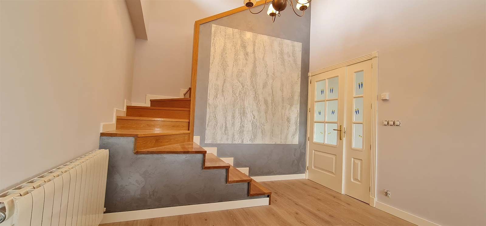 Hay una escalera en el medio de la habitación.