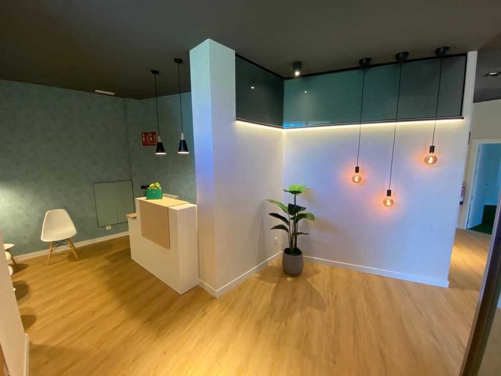 Hay una planta en el medio de la habitación.