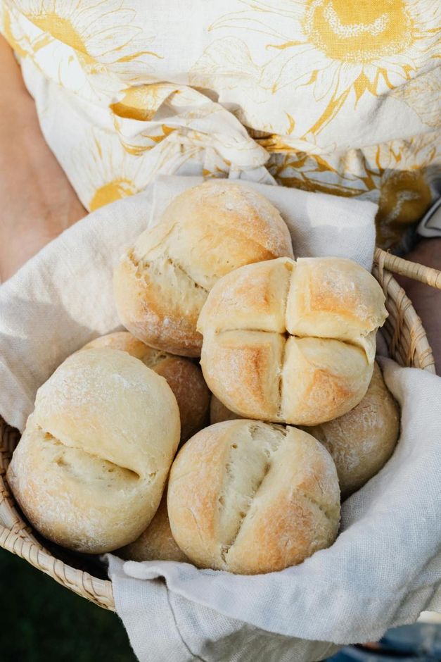 Korb mit Brötchen auf einem Handtuch