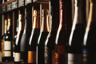 Regal mit Sekt- und Weinflaschen