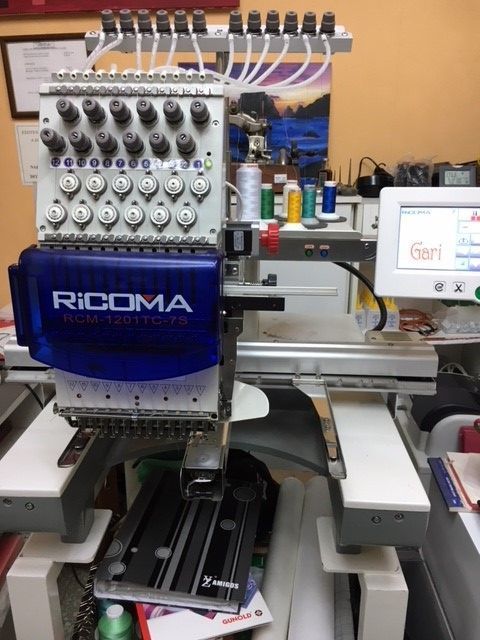 Una máquina de bordar Ricoma está sobre una mesa.