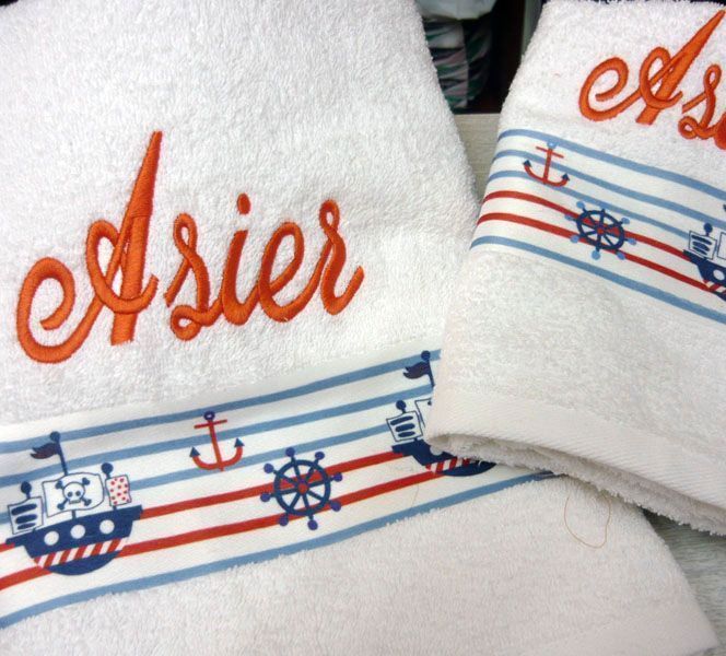 Una toalla blanca con el nombre Asier bordado en ella.