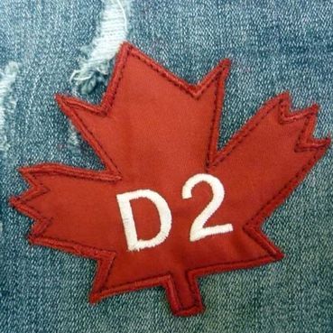 Una hoja de arce roja con la letra d2 en ella