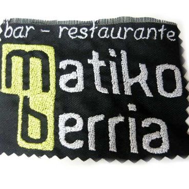 Un cartel negro que dice bar restaurante paises berria