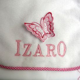 Una toalla blanca con el nombre Izaro bordado en ella.
