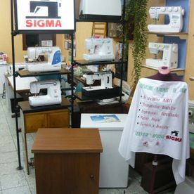 Las máquinas de coser Sigma están en exhibición en una tienda.