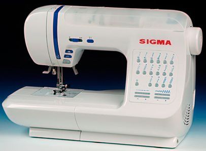 Una máquina de coser sigma blanca está sobre una mesa