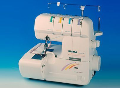 Una máquina de coser sigma blanca está sobre una superficie azul