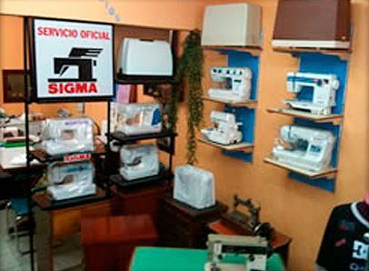 Una habitación llena de máquinas de coser y un cartel que dice servicio oficial sigma