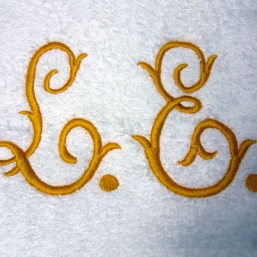 La letra e está bordada en una toalla blanca.