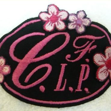 Un parche negro con flores rosas que dice cflp