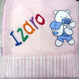 Una mochila rosa con el nombre Izaro bordado en ella.