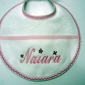 Un babero con el nombre Naiara bordado.