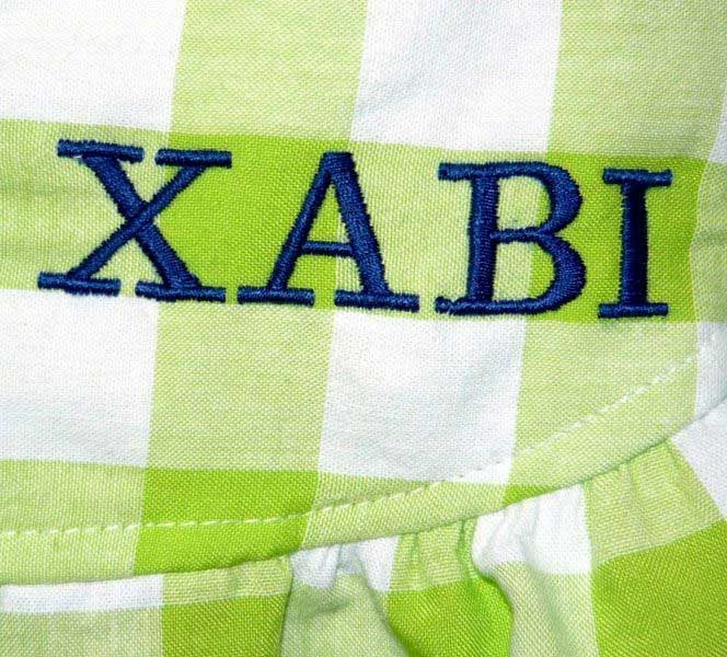 Una camisa a cuadros verde y blanca con el nombre Xabi bordado en ella.