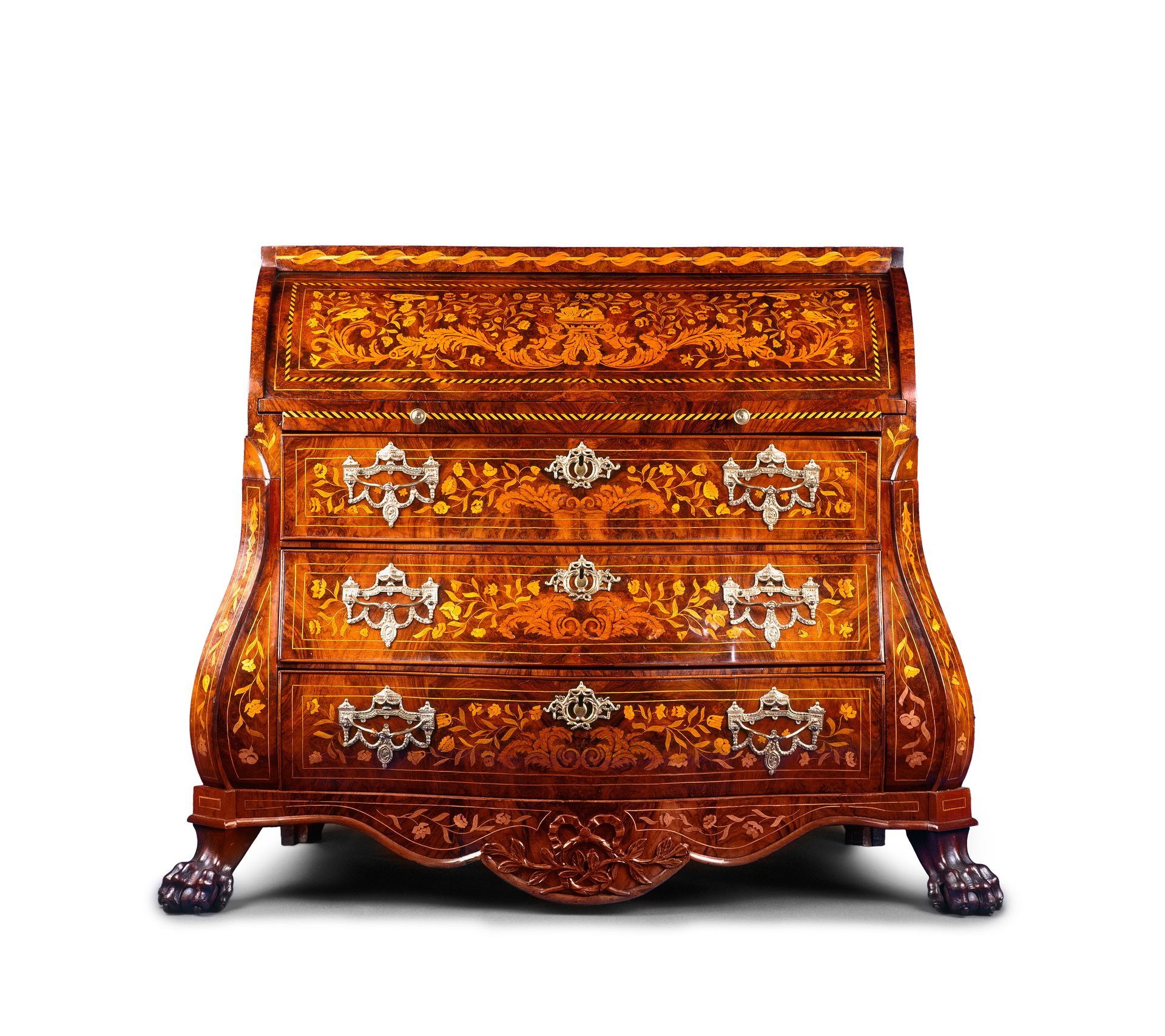 Commode en bois ornée d'incrustations dorées et de détails sculptés sur fond blanc