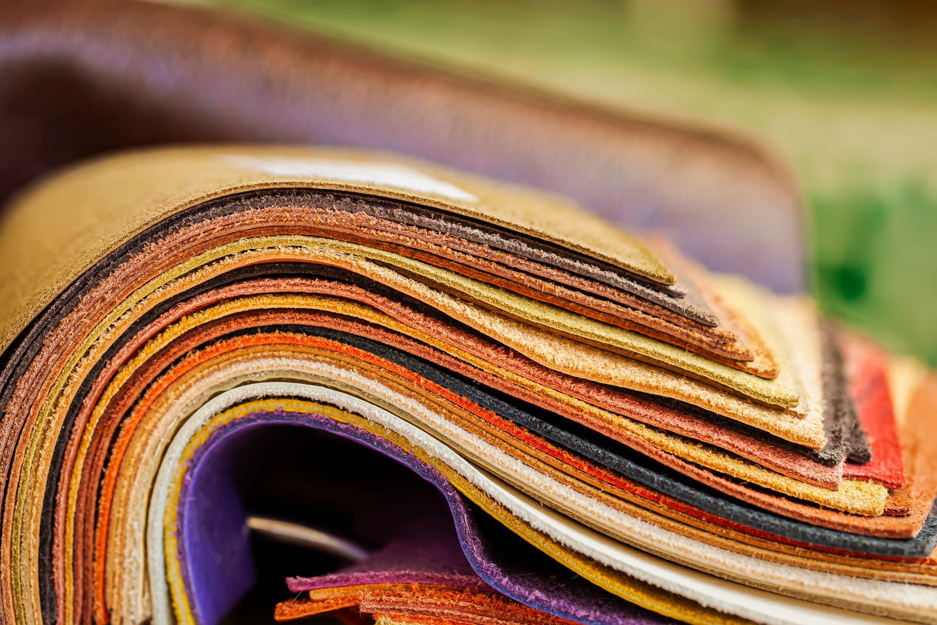 Gros plan sur une pile colorée de papier ou de tissu plié, aux couches courbes, avec un arrière-plan flou