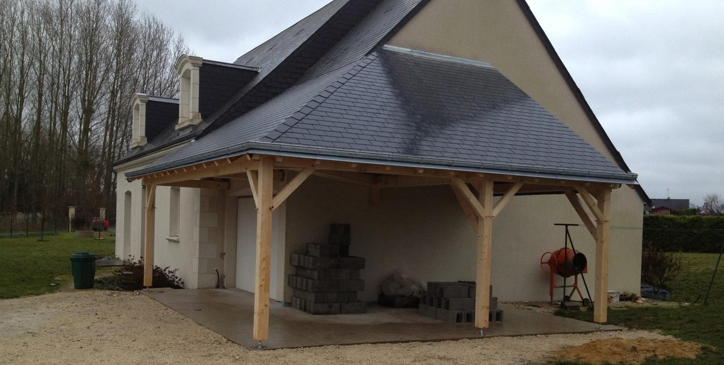 Préau sur poteau avec arêtier.