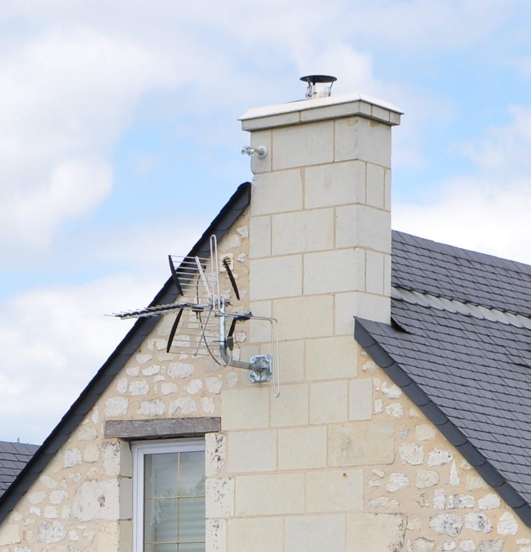 Cheminée avec antenne.