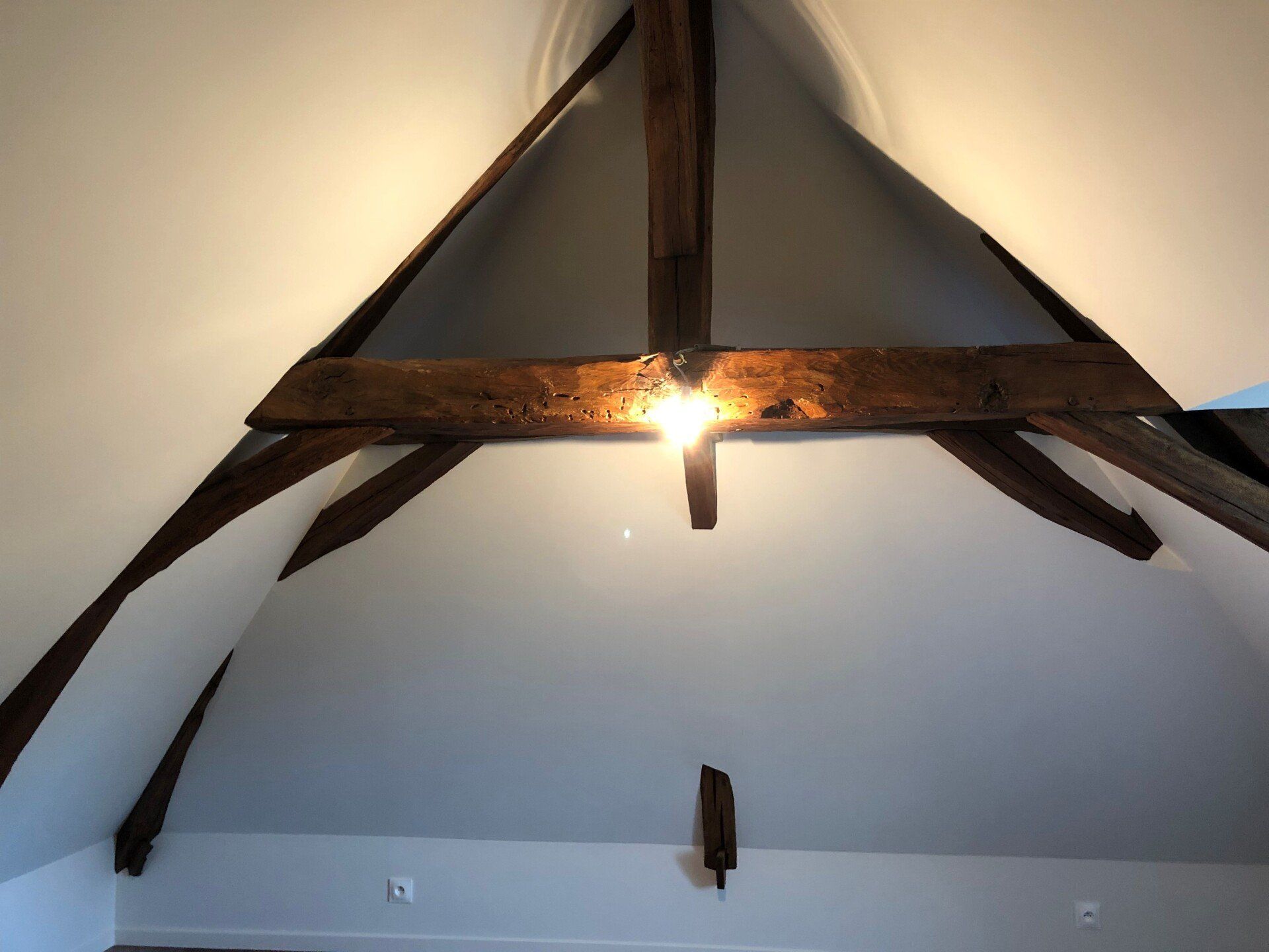 Lumière allumée au plafond isolé.