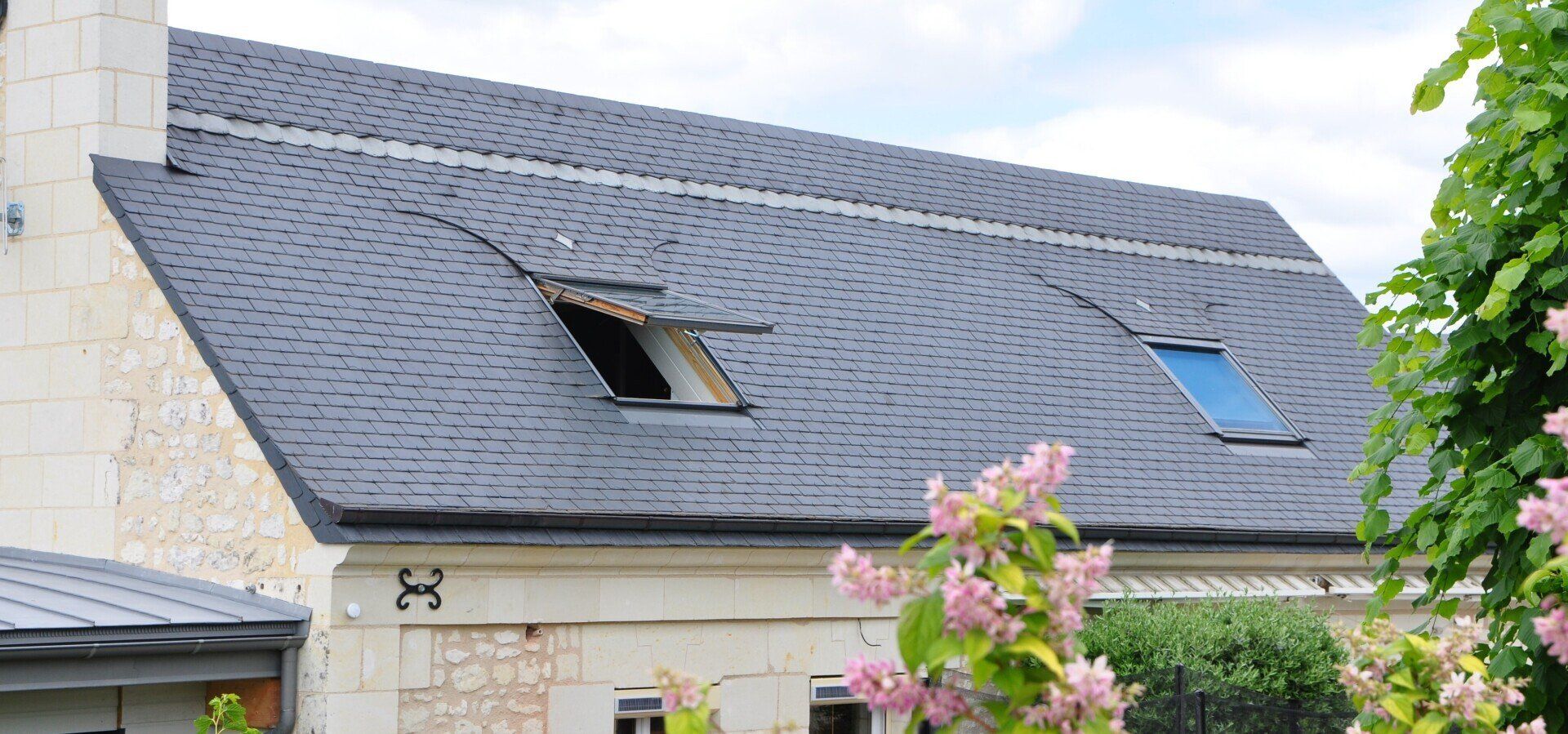 Finitions d'une couverture de maison.