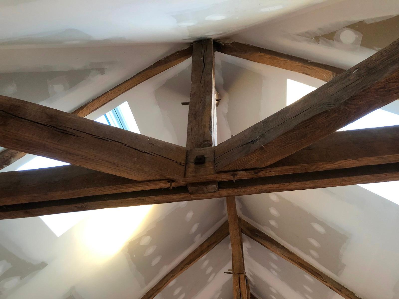 Combles avec charpente.