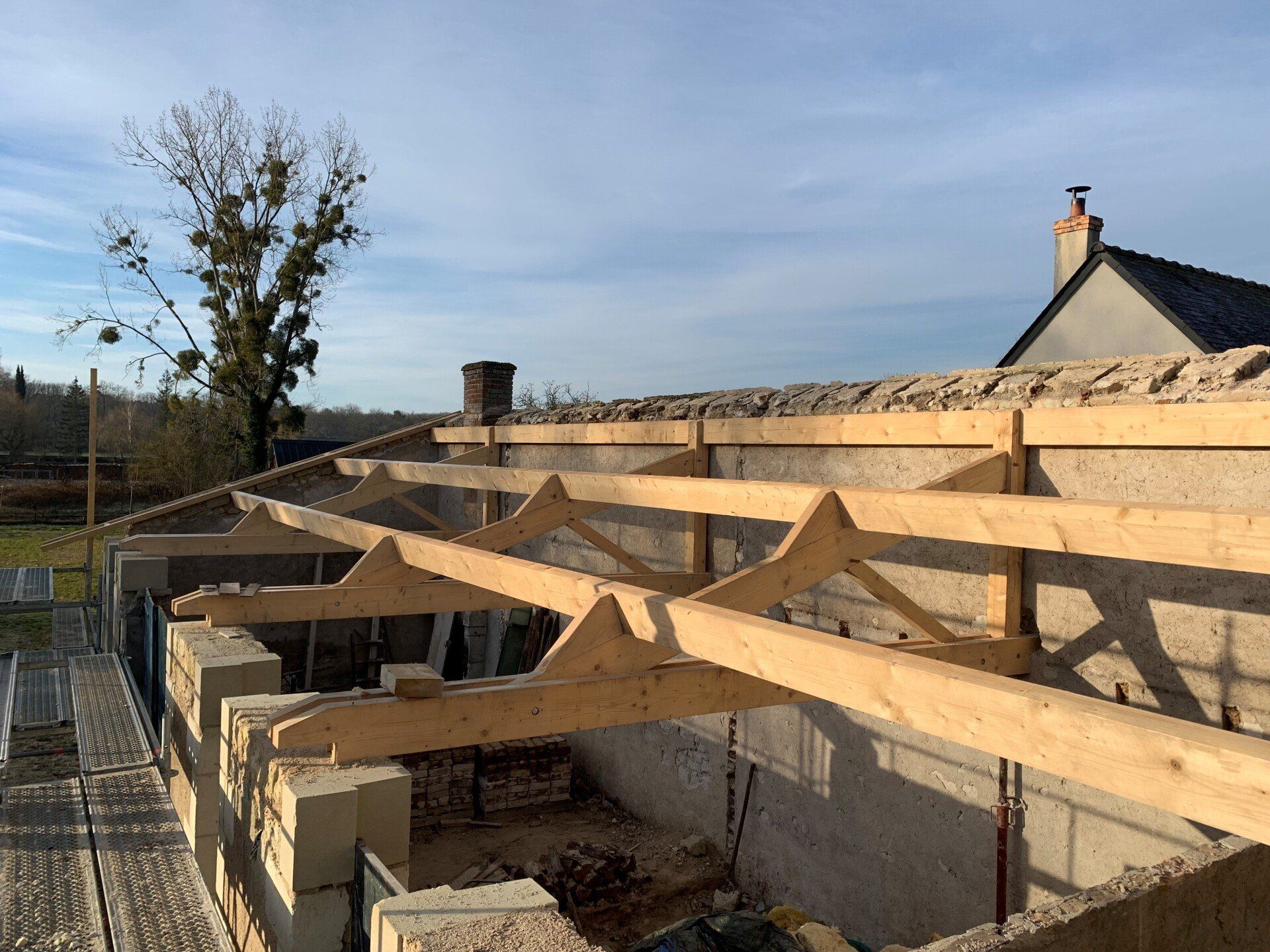 Réalisation d'une charpente en bois.
