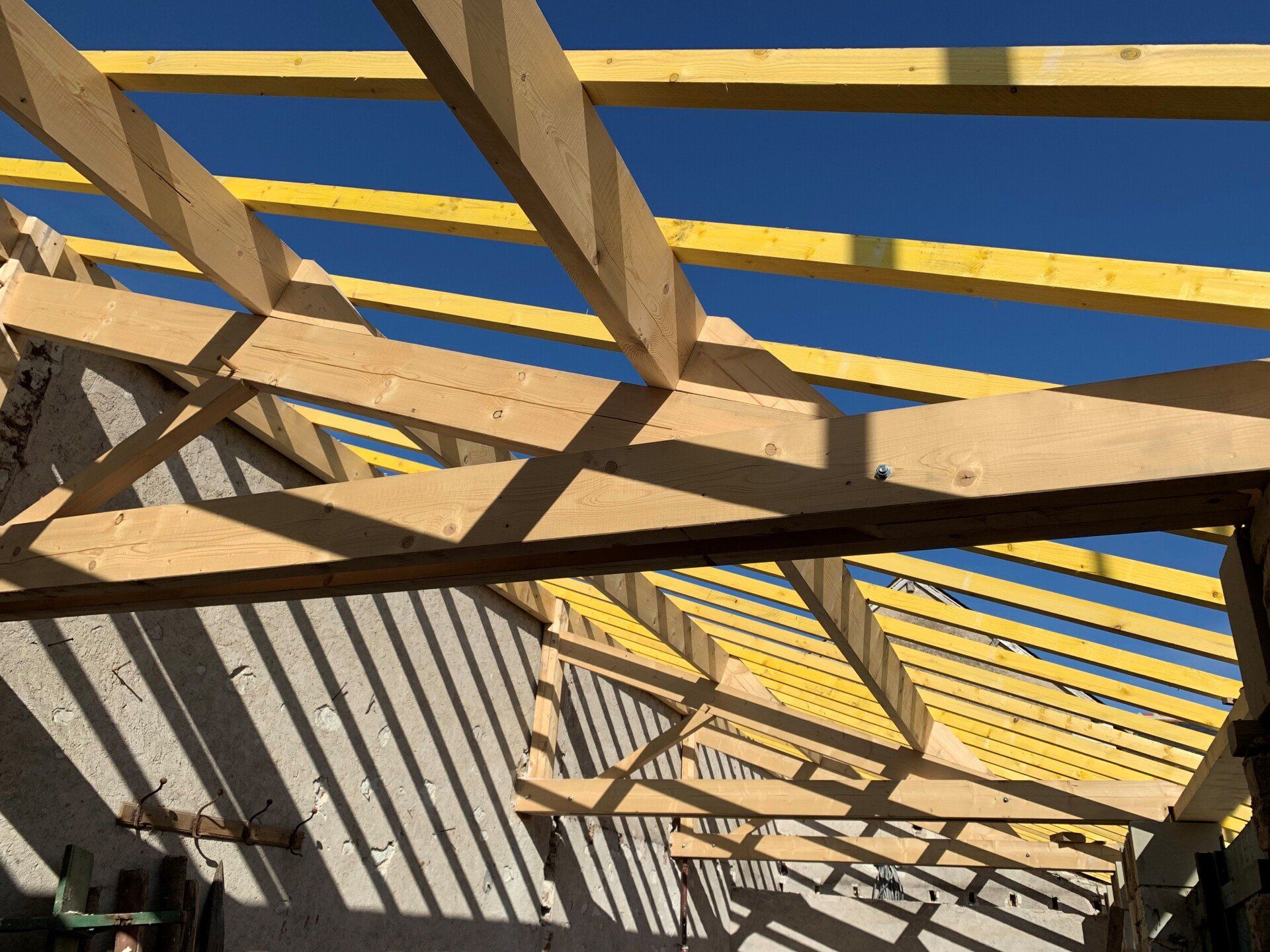 Mise en place de la charpente d'une extension.