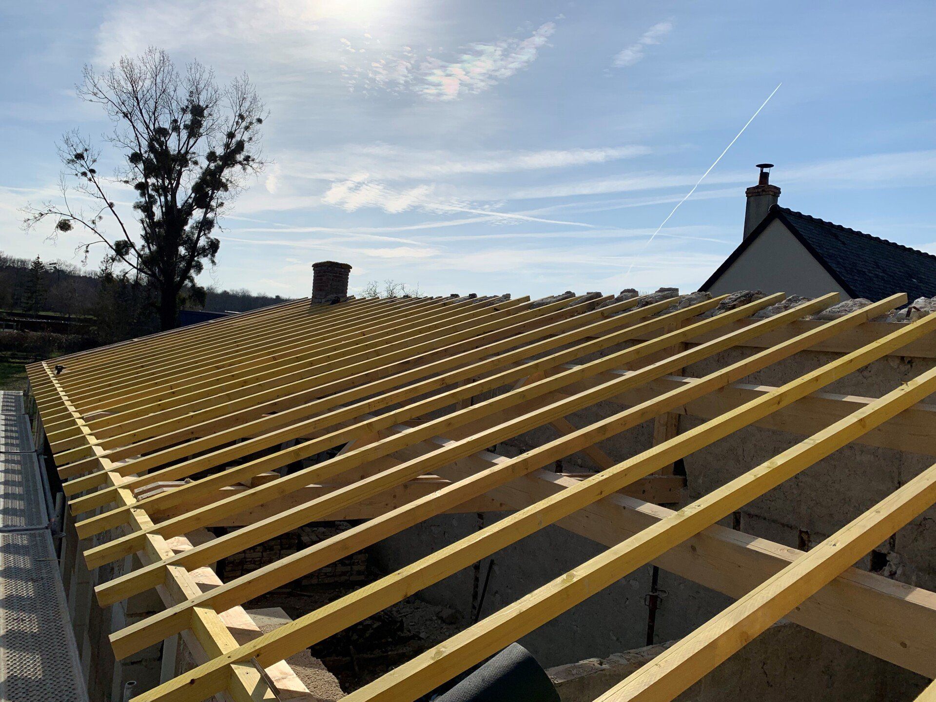 Réalisation de la charpente d'une extension.