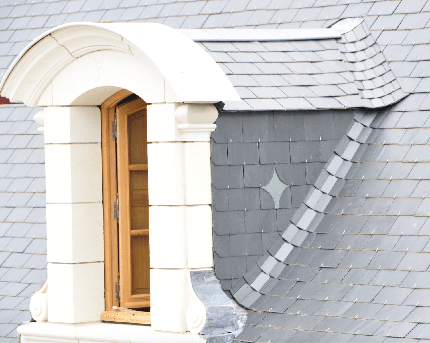 Lucarne et Couverture en ardoises à Bourgueil.