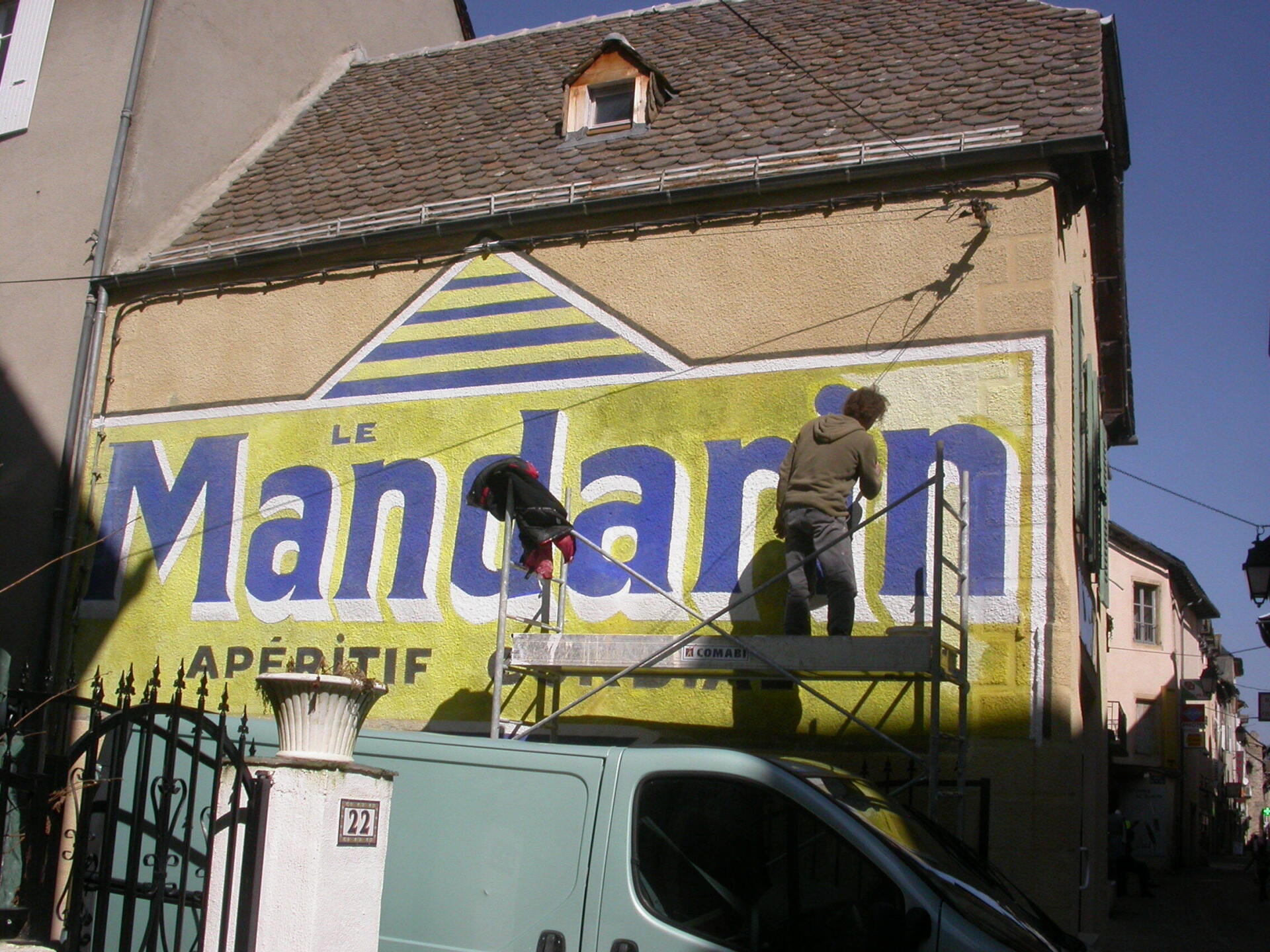 Restauration d'une ancienne publicité sur une façade