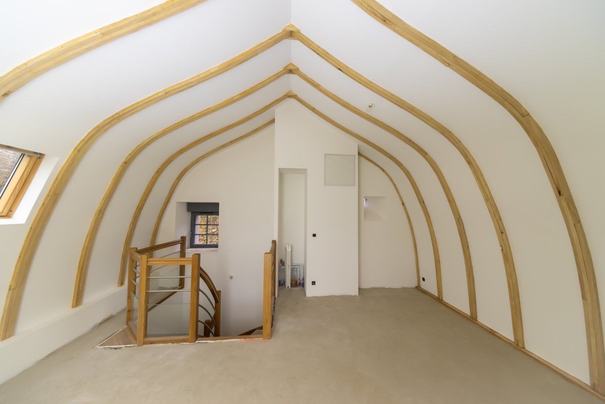 Mise en peinture d'un salon en blanc, y compris la préparation des supports (peinture de bâtiment)