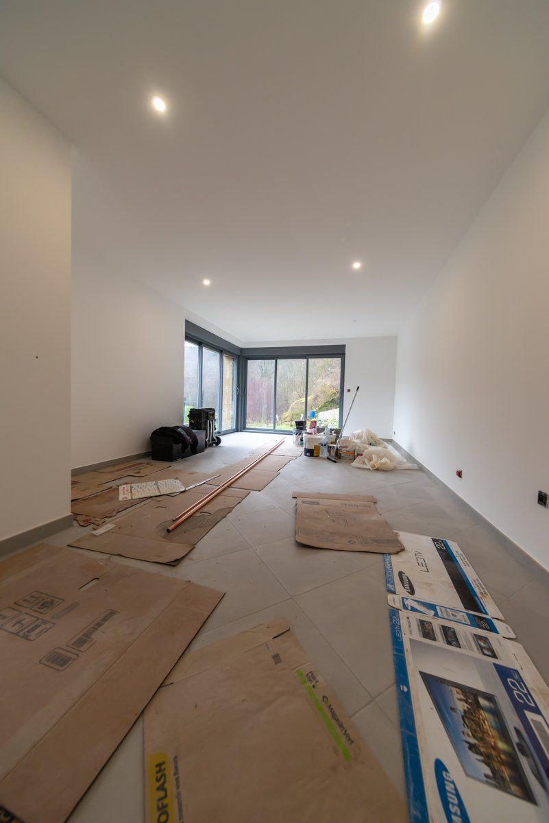 Mise en peinture d'un salon en blanc, y compris la préparation des supports