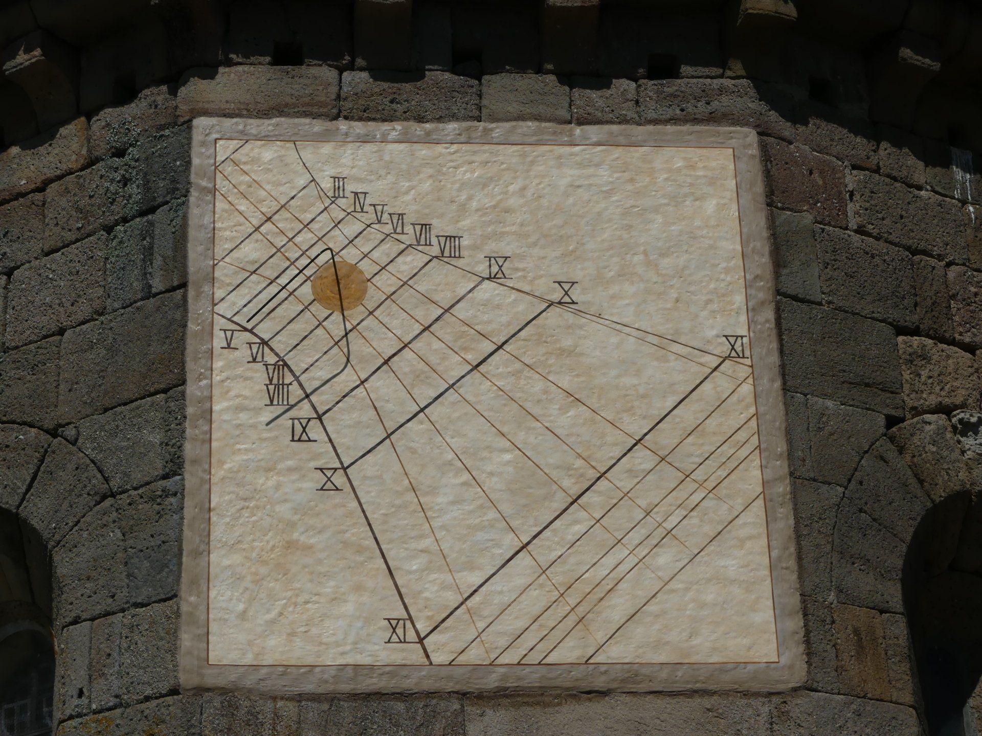 Restauration d'un cadran solaire déclinant sur la façade d'une église. (restauration)