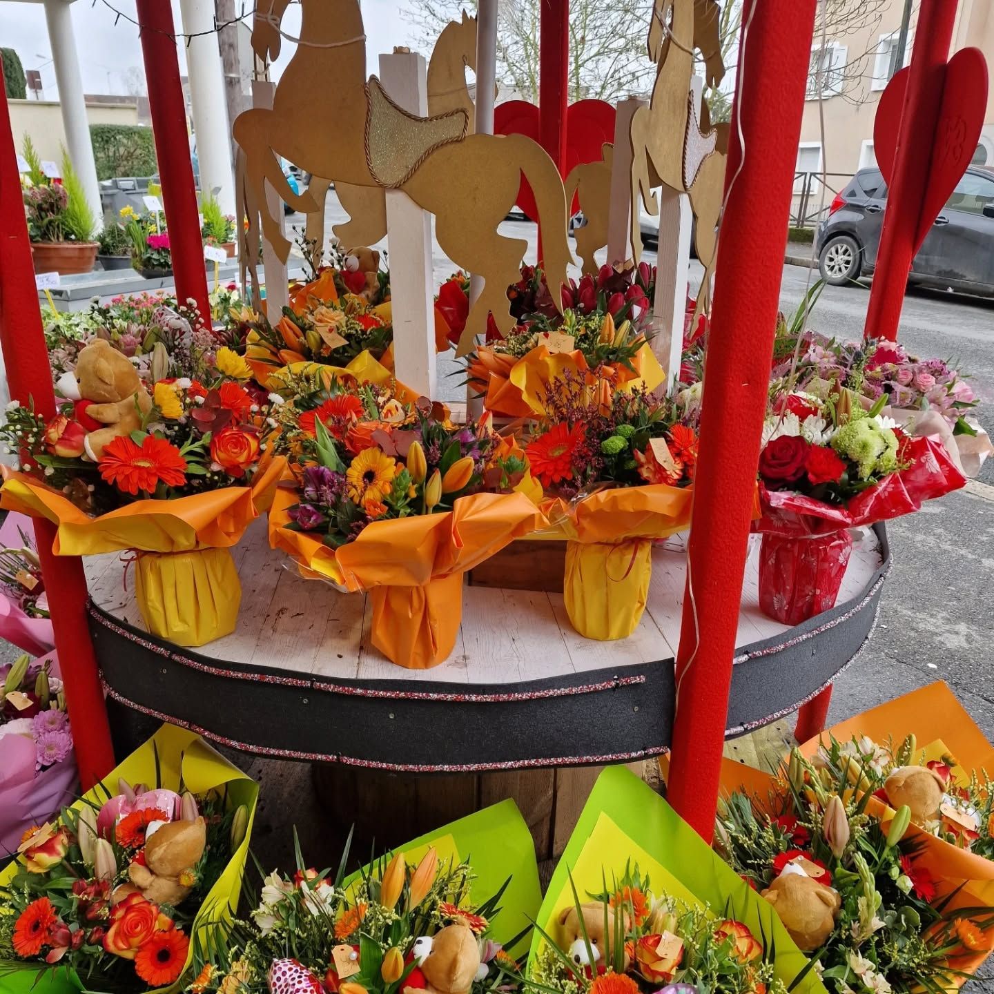 Appareil photo vintage sur touches de piano, gros plan, argent et noir, arrière-plan flou.