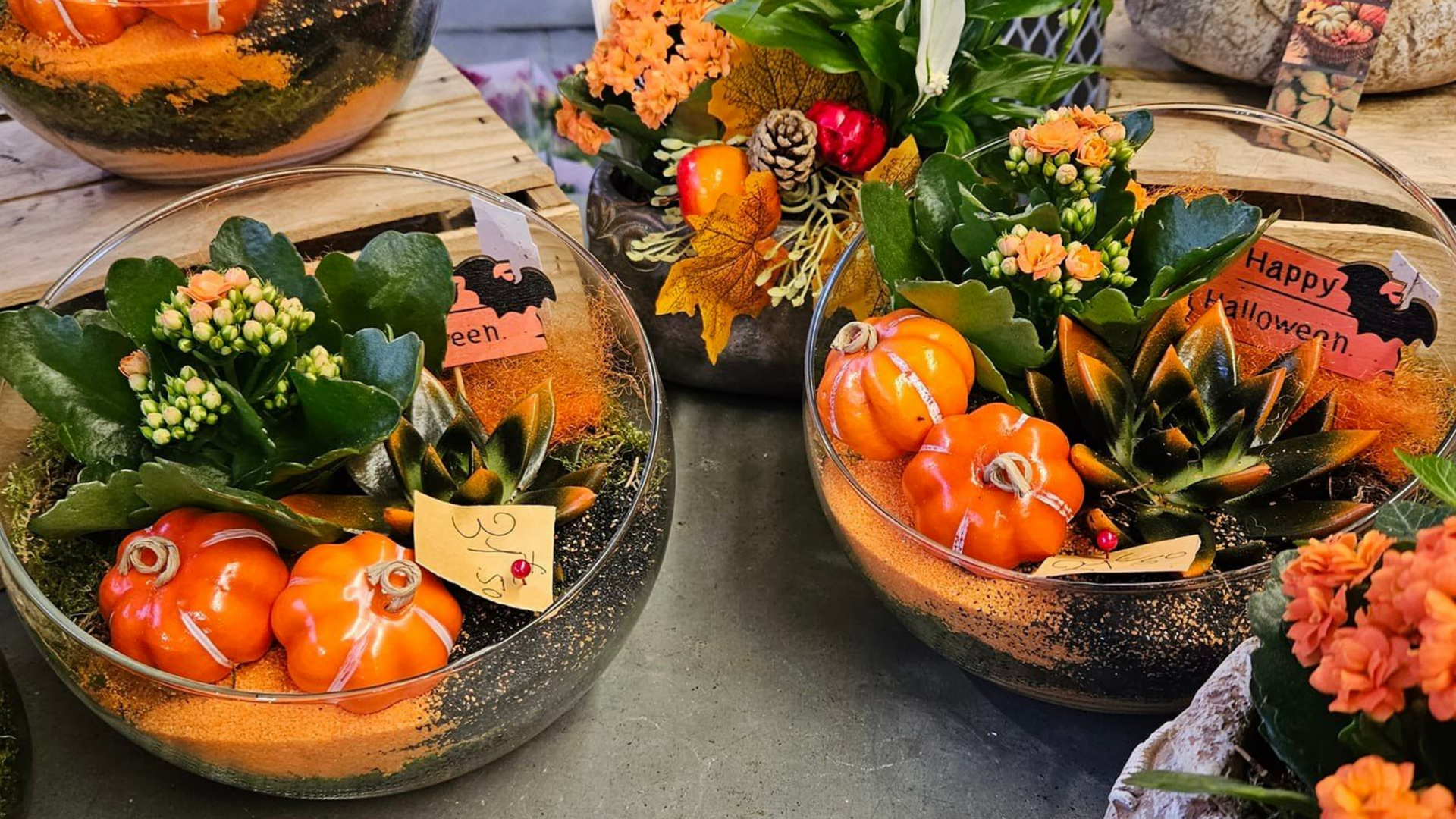 Gros plan d'un objectif d'appareil photo vintage sur un piano, avec une faible profondeur de champ.