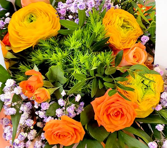 Gros plan d'un appareil photo vintage posé sur les touches d'un piano, l'objectif est net.