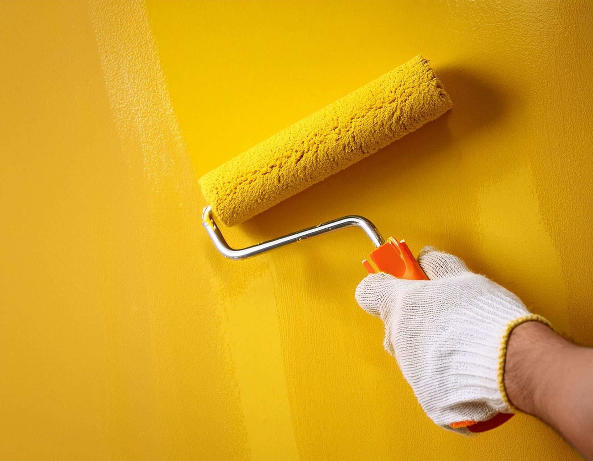Un mur peint au rouleau en jaune