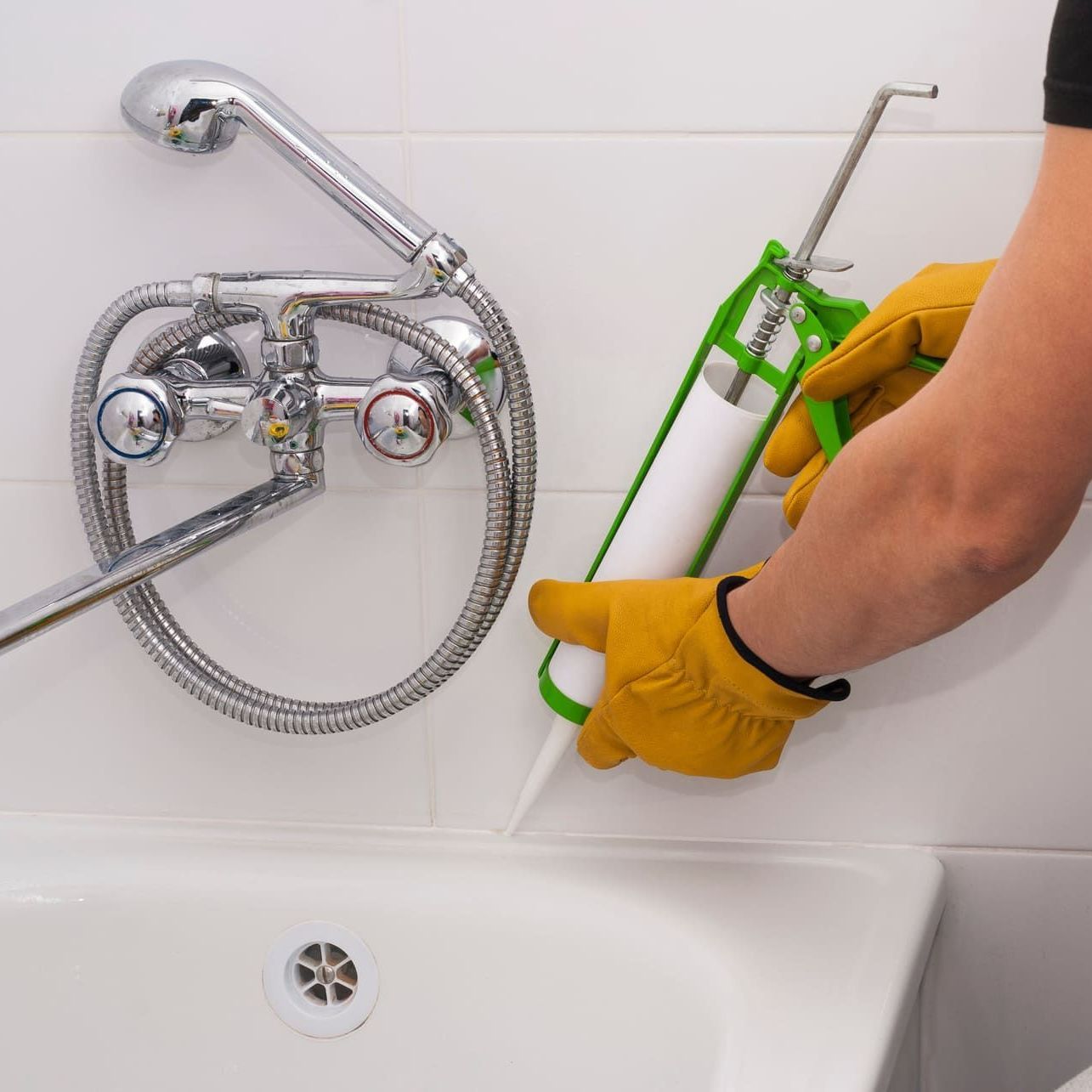 Une baignoire avec du silicone