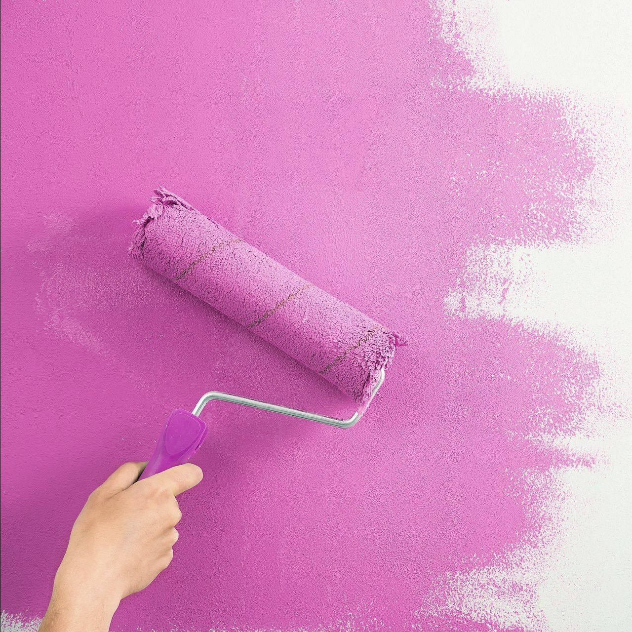 Une mur peint en beige avec un rouleau