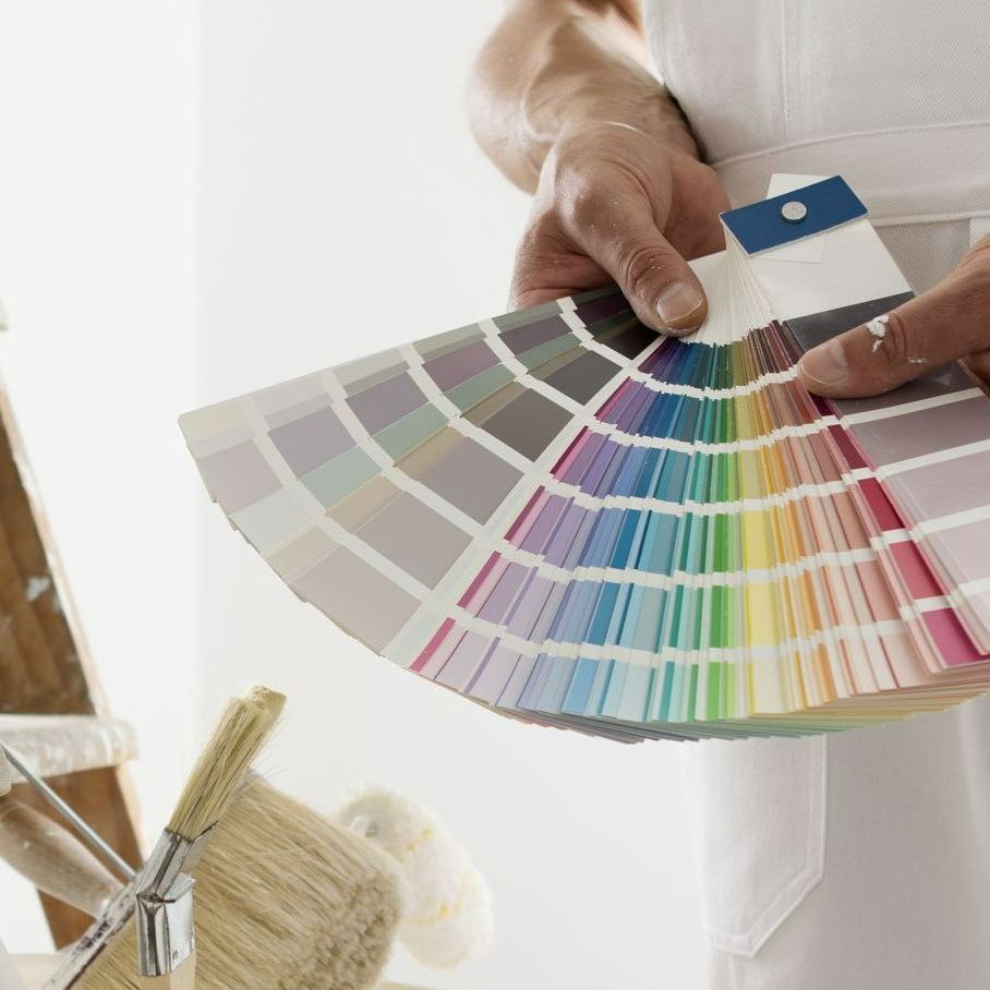Un échantillon de peinture près d'une échelle