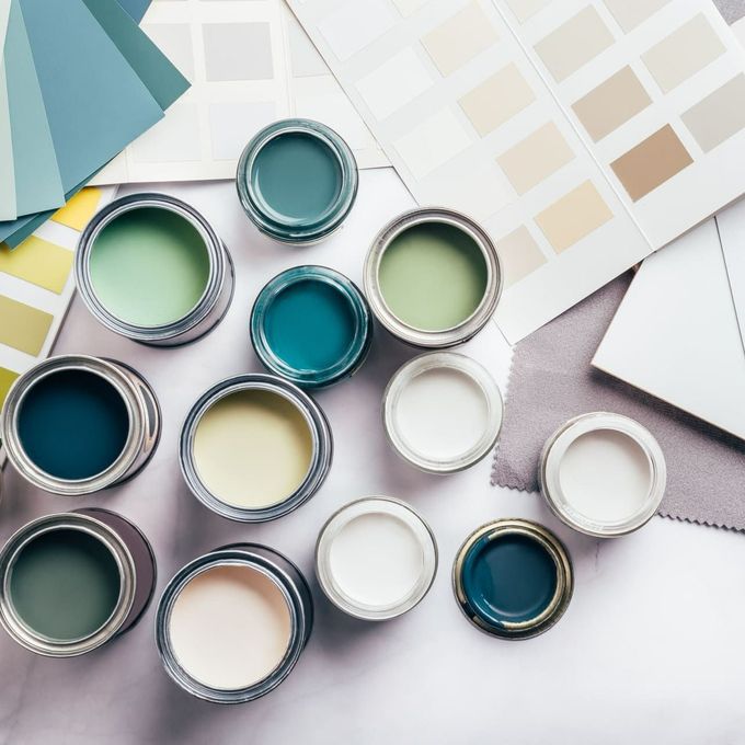 Des pots et des échantillons de peinture