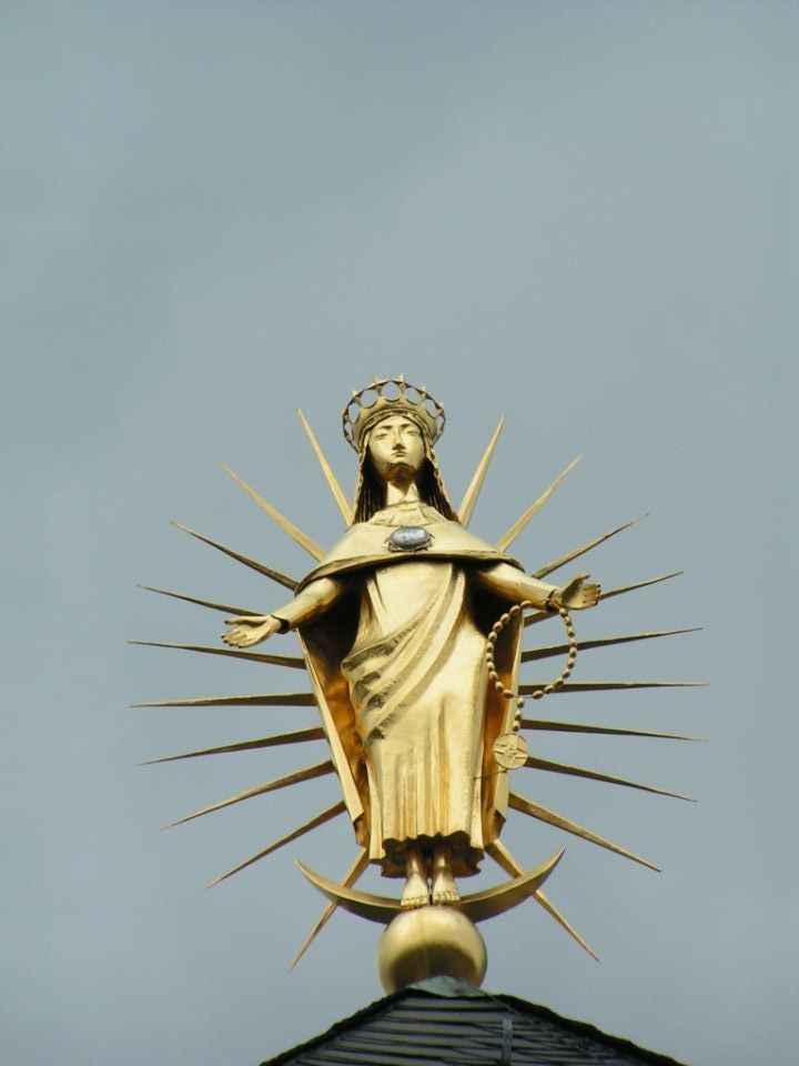 Statue auf Kirche restauriert durch Müllner Werkstätten